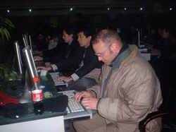 Kafejka Internetowa w Xian. Zdjęcie pochodzi ze strony: http://www.stuiverunlimited.nl/index.php?id=53#